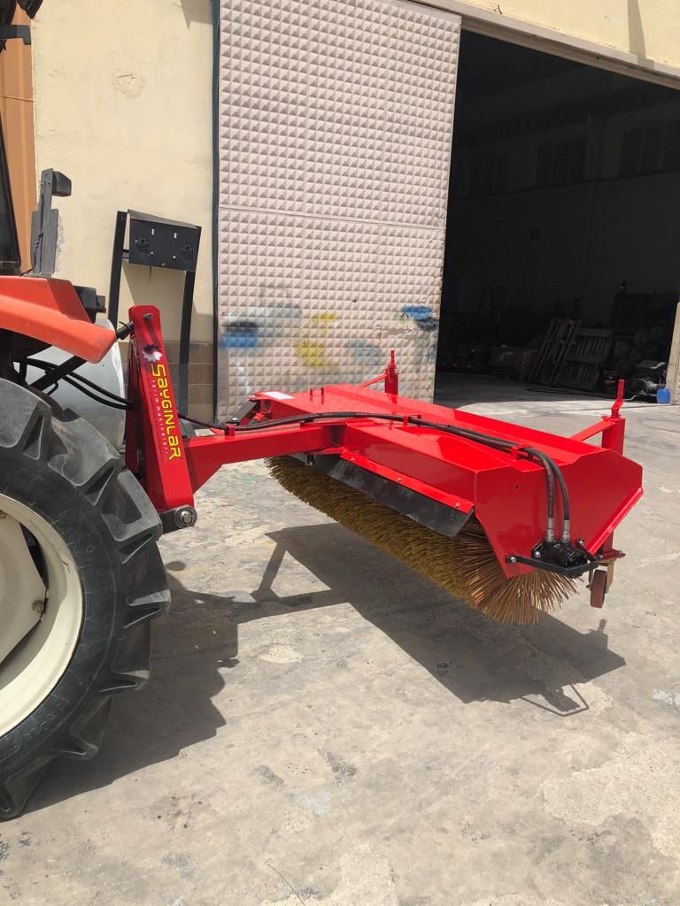 Tracteur balayeuse de route monté à l'arrière - modèle Basic - hydraulique avec brosses robustes_3