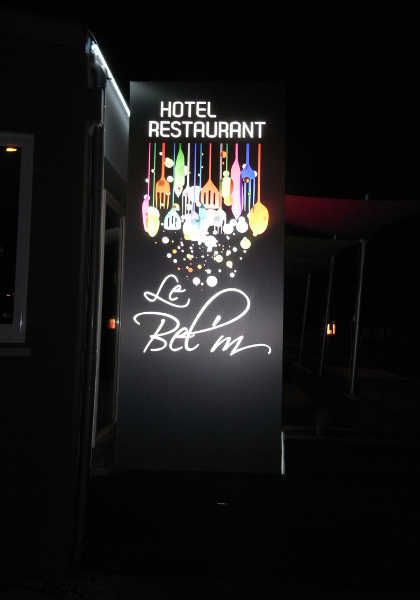 Totem d'intérieur ou d'extérieur sur mesure, idéal pour les boutiques - OUEST ENSEIGNES_3