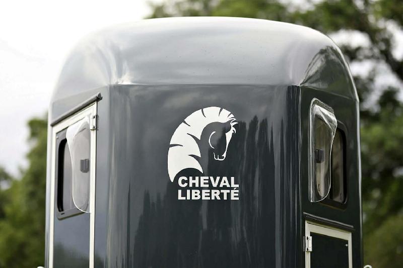 Van à chevaux GOLD 3 - Suspension PULMANN - 2 Places avec casier sellerie RTM - PTAC 1100 à 2600 kg - Aluminium - 3.2 x 1.67 m H = 2.35 m - Reference TOURING-COUNTRY_3