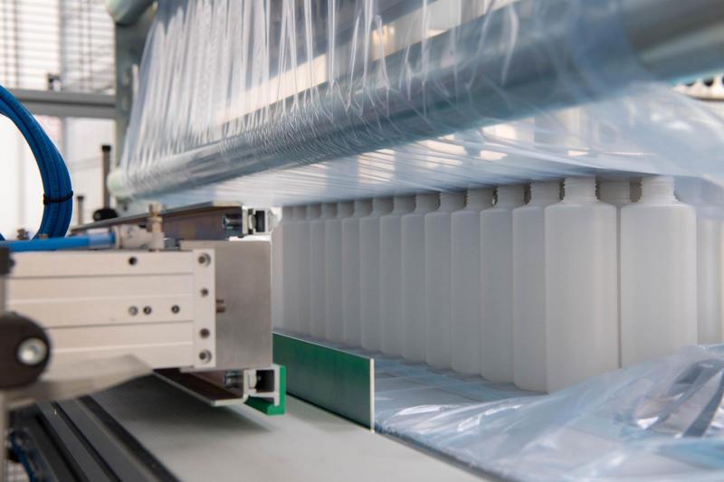Ensacheuse automatique de flacons - conditionnement thermoplastique en LDPE avec tapis transporteur et palettiseur_3
