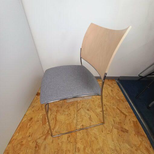 Chaise empilable Curvy de Casala d'occasion - dossier bois/assise tapissée - sans accoudoirs_3