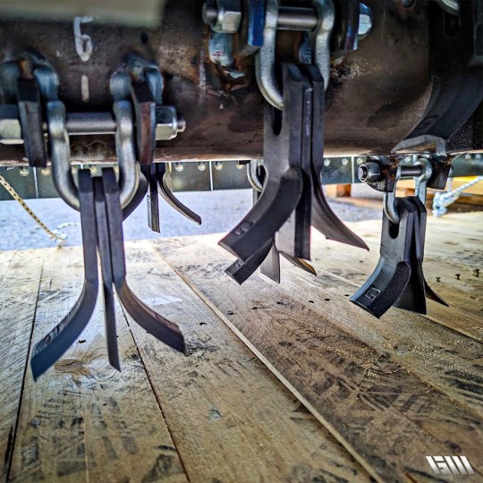 Débroussailleuse Série DK pour pelles avec moteur bidirectionnel et valve anti-choc