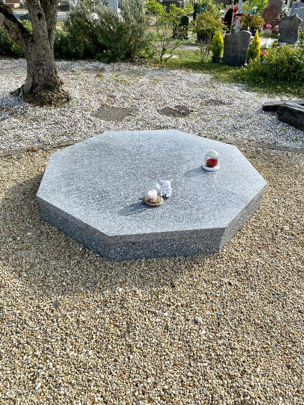 Jardins du souvenir - Espaces de dispersion avec puisard - Galets en marbre et bordures en granit_3