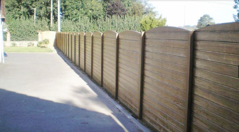 Clôture béton longue durée avec finition imitation bois
