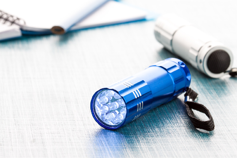Lampe torche en aluminium - 9 LED - poignée cordelette - livrée avec 3 piles AAA - couleur bleue_3