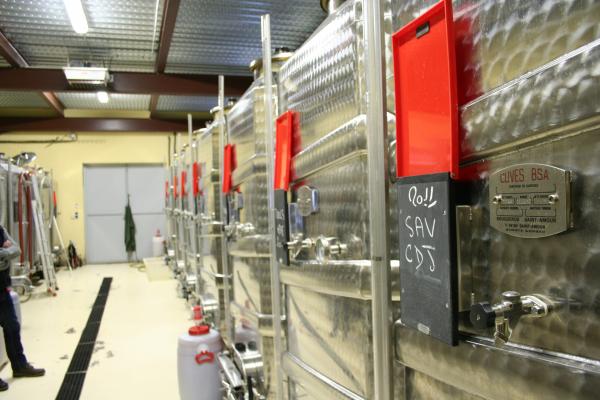 Cuve inox pour vinification avec serpentins de régulation thermique et finitions adaptables