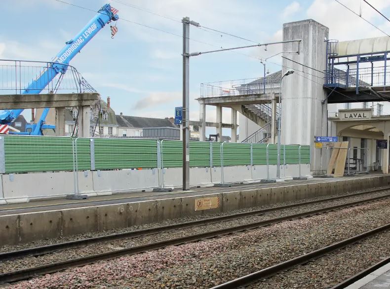 Palissade tôle bac acier pour l'accès, la fermeture, le contrôle et la sécurité des chantiers, des espaces publics et des lieux de rassemblement_3