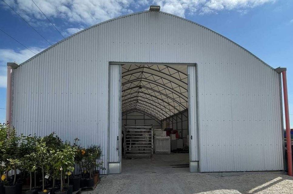 Serre à travées multiples dotée de faîtière double courbe en treillis,Idéale pour la construction d'entrepôts agricoles, d'abris pour le stockage de matériel agricole - Multiart TR_3