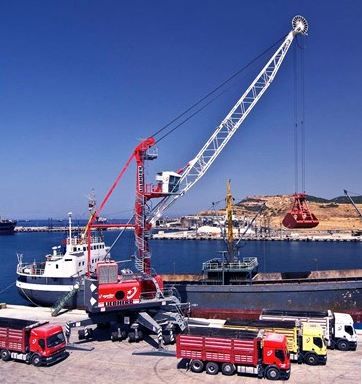Grue portuaire Liebherr LHM 180, poids total de 165 tonnes