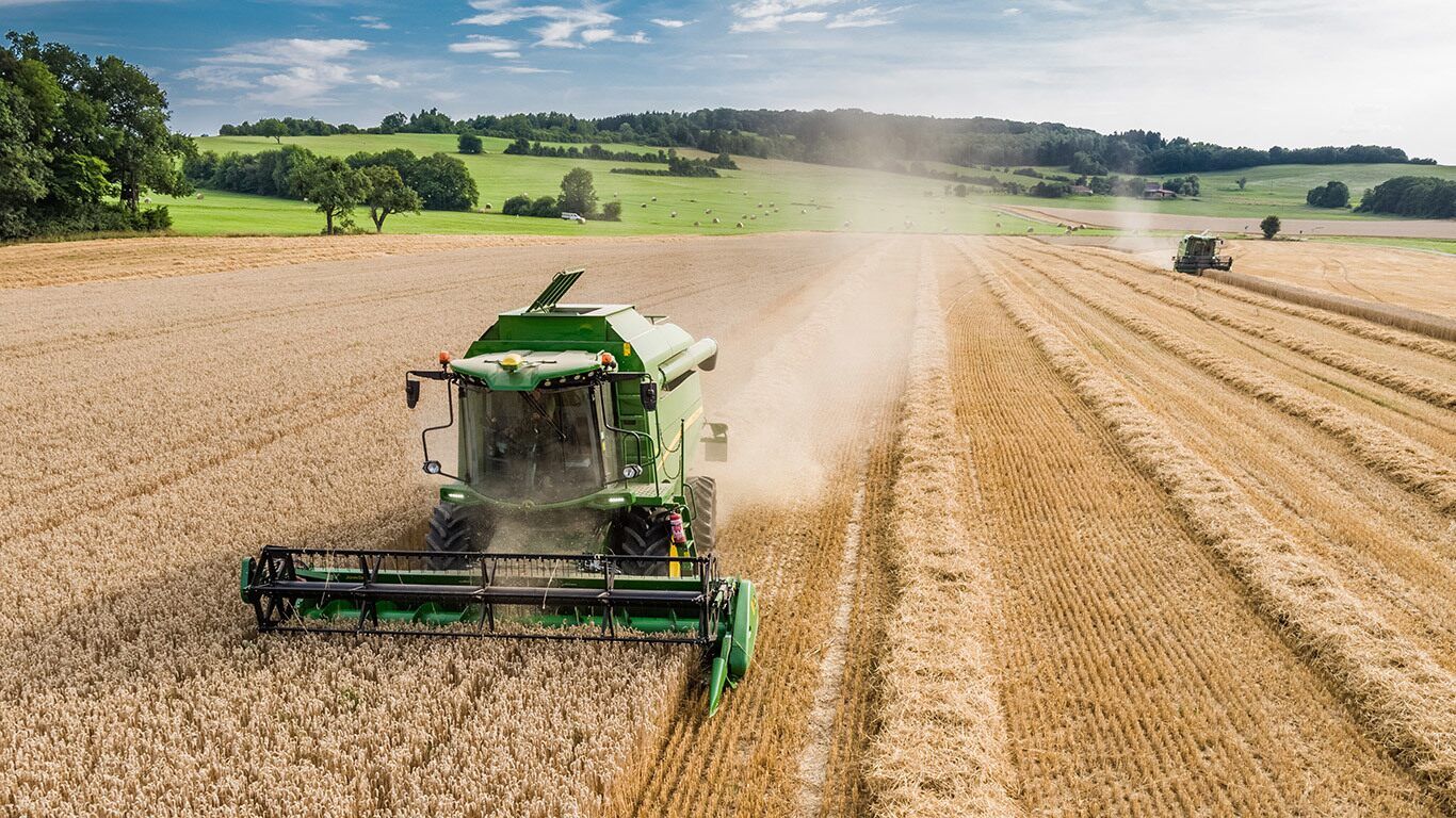 Moissonneuse-batteuse John Deere W330 PTC avec console tactile moderne