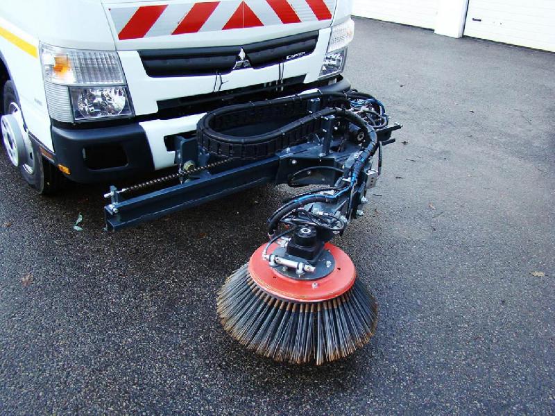 Balayeuse thermique BROCK VS4 sur châssis FUSO pour services voirie avec cuve à déchets de 4m³, brosses amovibles et caractéristiques techniques avancées_3