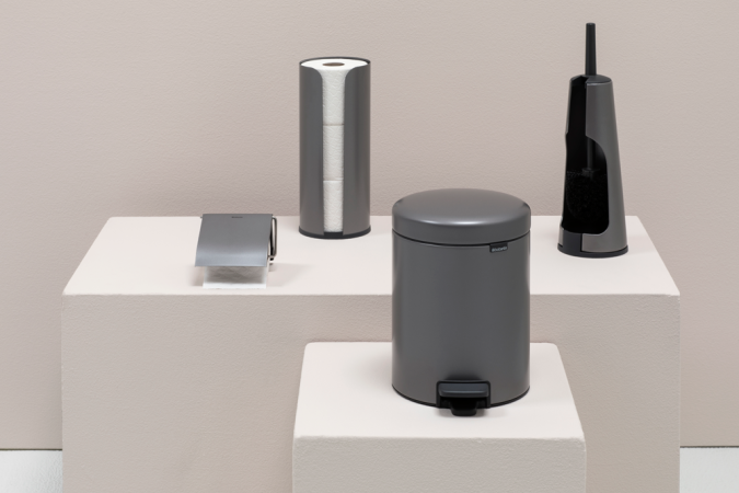 Distributeur de papier hygiénique ReNew Platinum - Brabantia UGS280542 - acier - 3 rouleaux - design minimaliste pour une hygiène parfaite_3