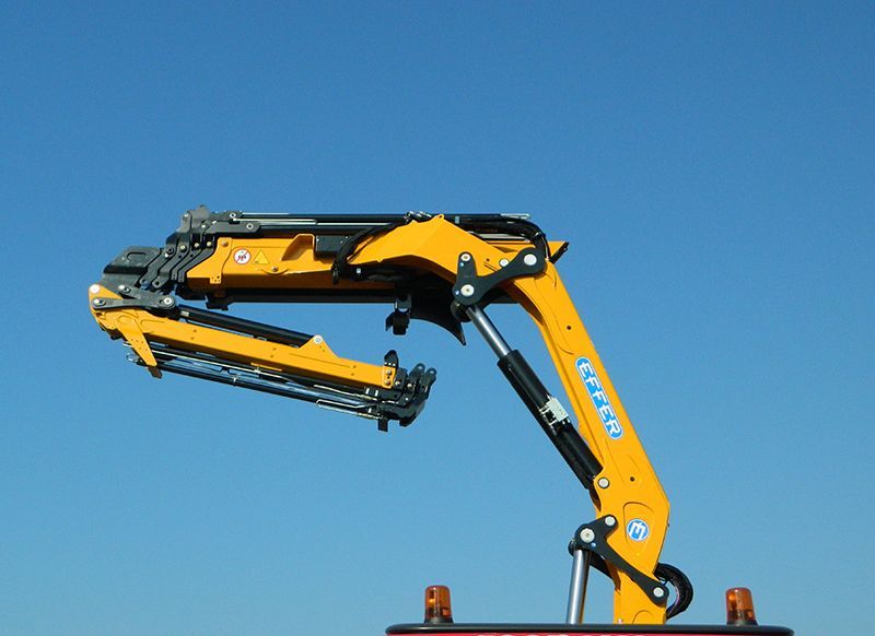 Grue medium Effer 215 équipée d'un jib à angle positif pour levage intérieur