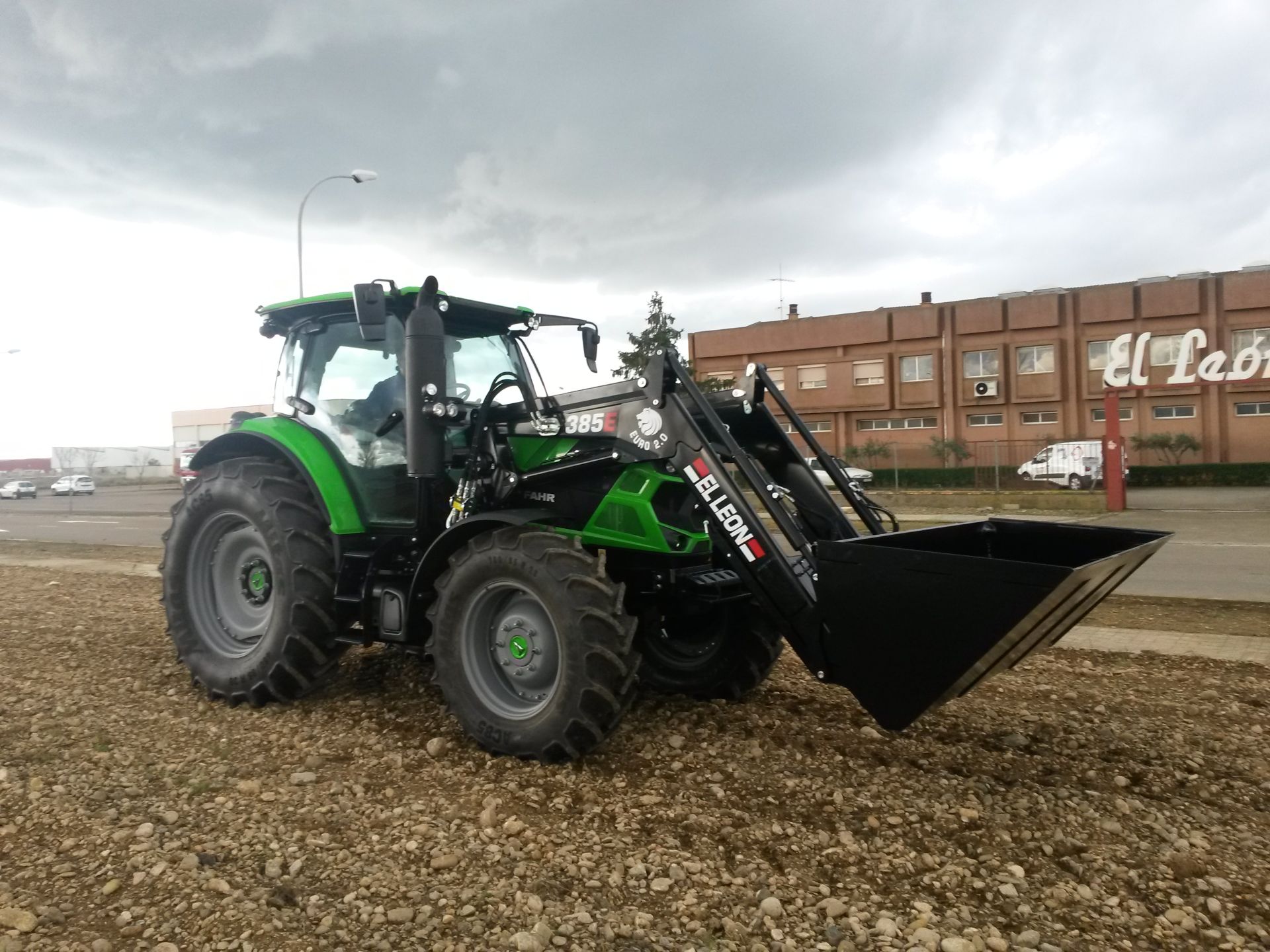 Chargeur frontal pour tracteurs avec visibilité optimale et attelage EURO