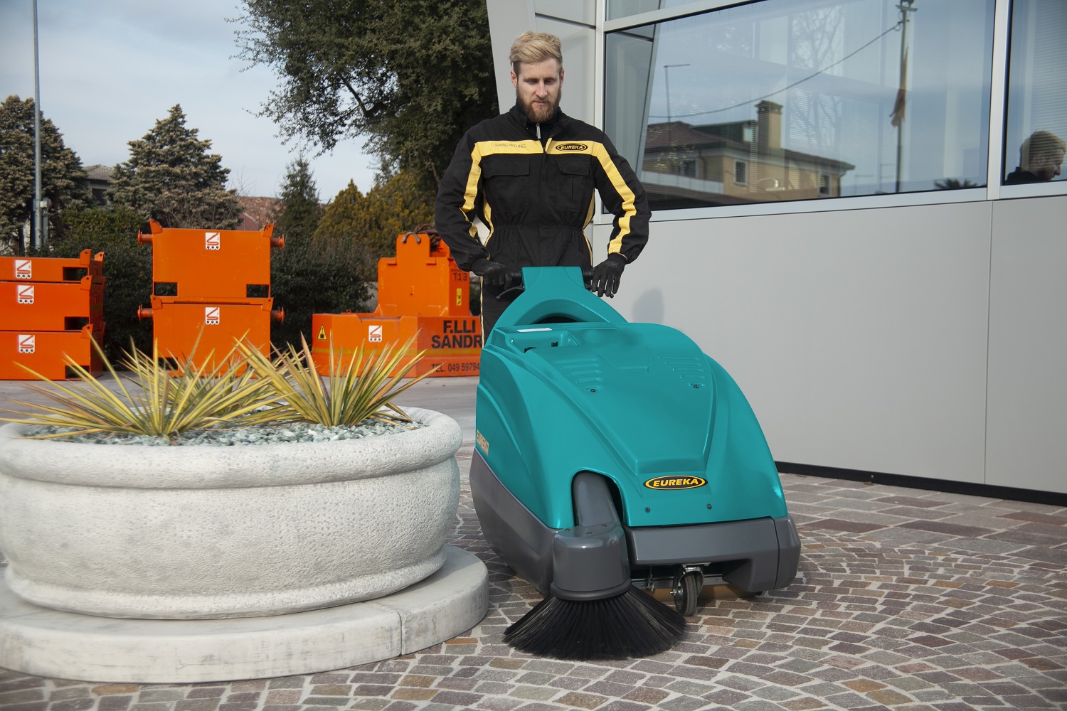 Balayeuse accompagnée Kobra - Nettoyage rapide des moyennes dimensions - Essence ou électrique silencieuse_3