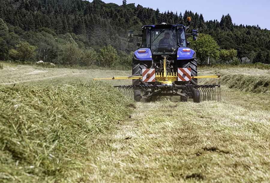 Andaineur porté à dépose latérale New Holland avec réglage centralisé de hauteur