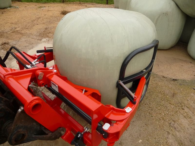 Équipement agricole Serbal 145 pour manutention de balles enrubannées et rectangulaires