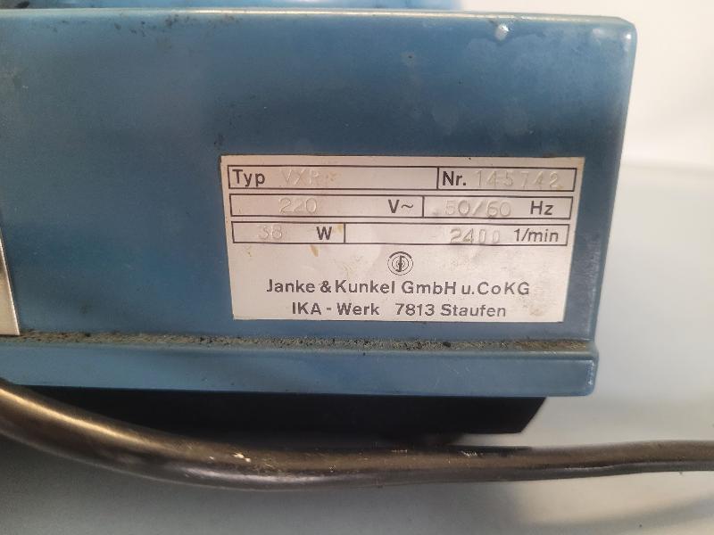 Agitateur de laboratoire IKA Vibrax VXR avec plateau VX8 de 2 barres_3