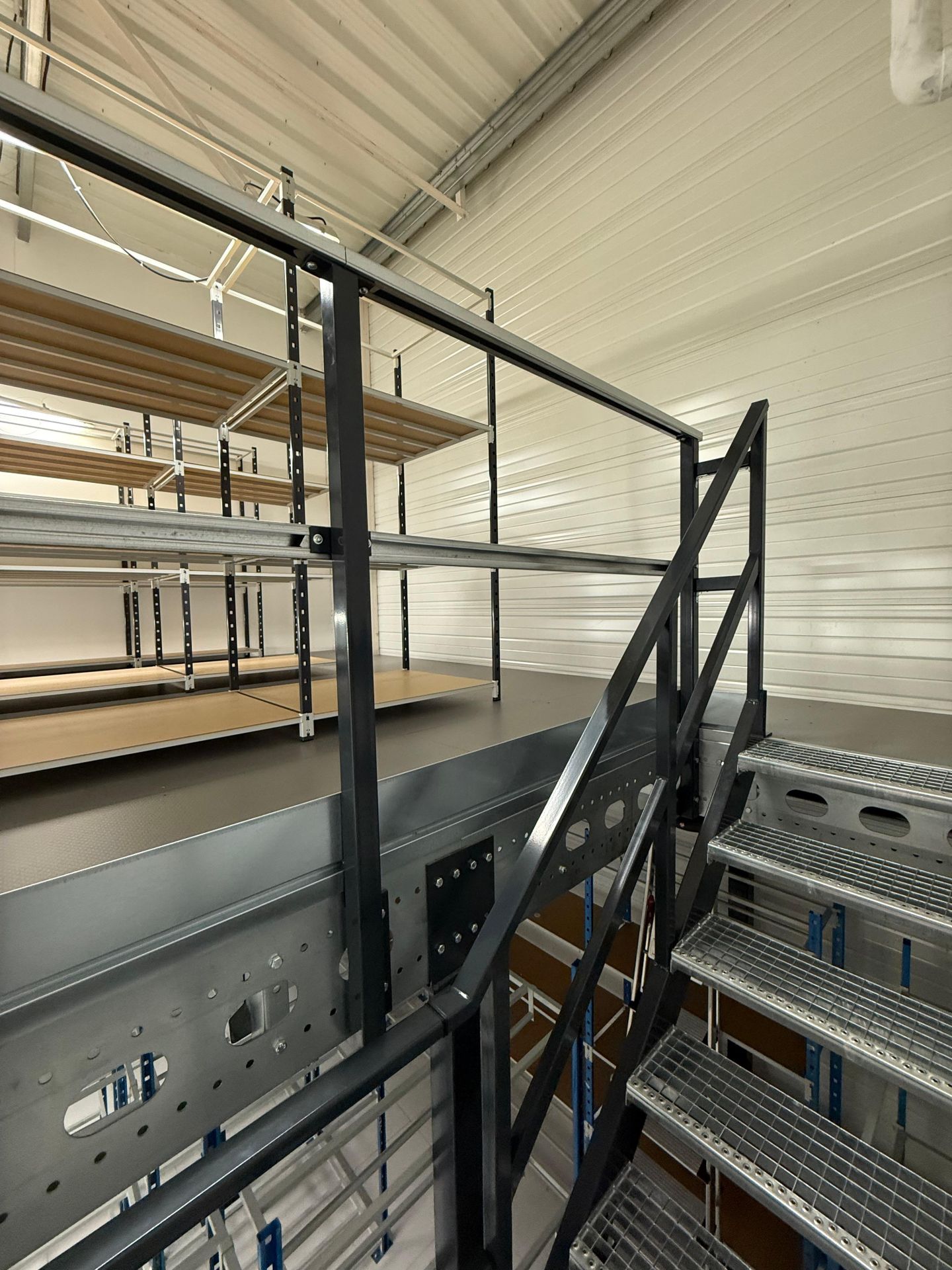 Casier passerelle industriel - Plateforme multi-niveaux pour stockage et picking -  disponible en achat neuf et occasion_3
