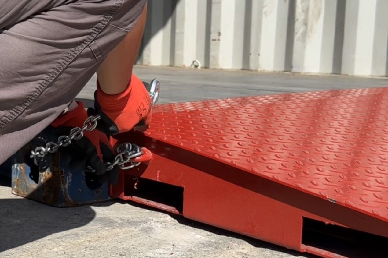 Rampe d'accès galvanisée à chaud pour conteneur au sol - Capacité 8T - AZ Ramp Hcry-08 GAV_3