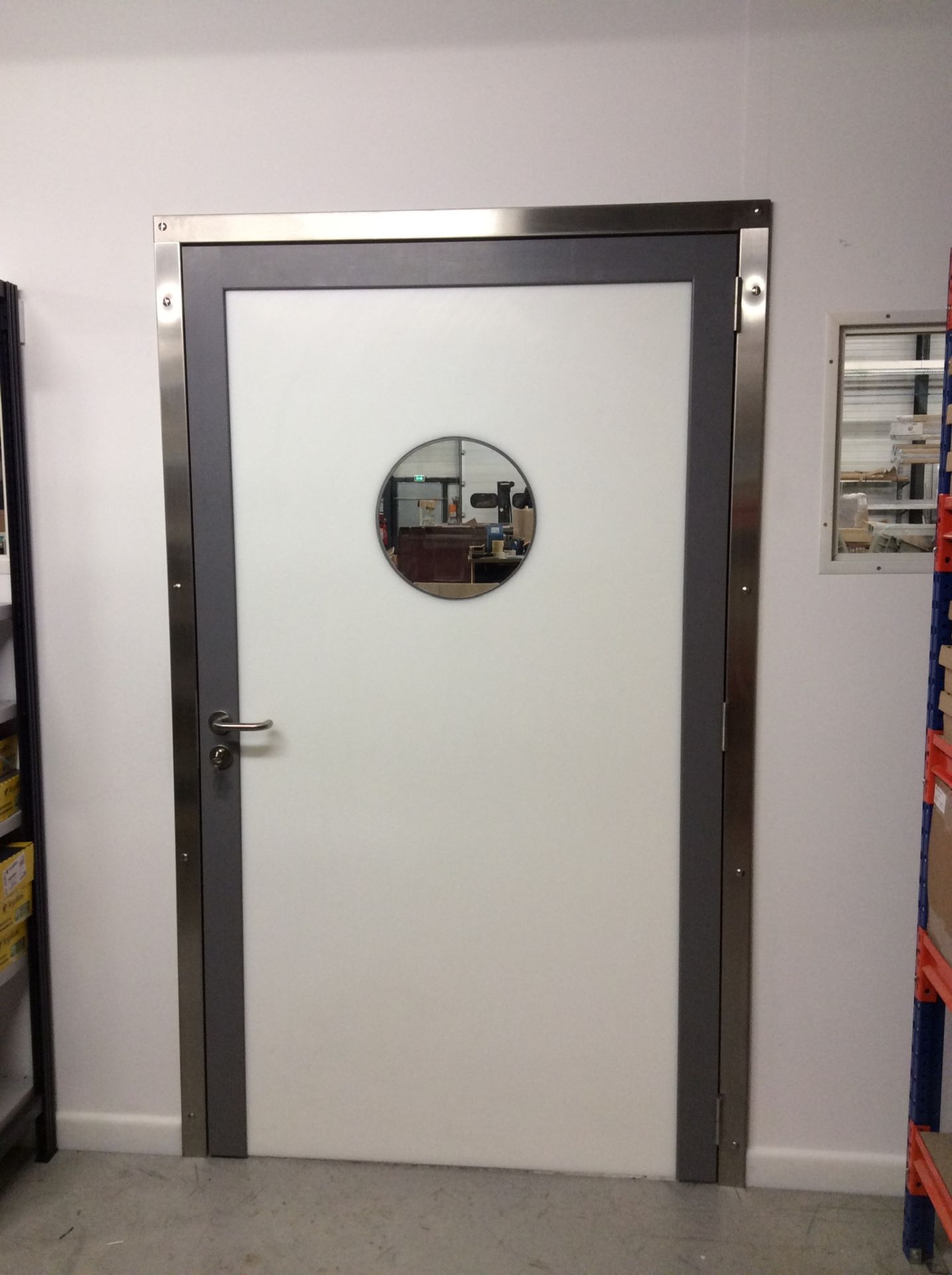 Porte battante en polyéthylène résistante à la corrosion pour centres aquatiques