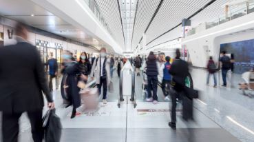 Trottoir roulant parfait pour parcourir jusqu'à 150 mètres dans les espaces publics et commerciaux - Schindler 9500 horizontal_3