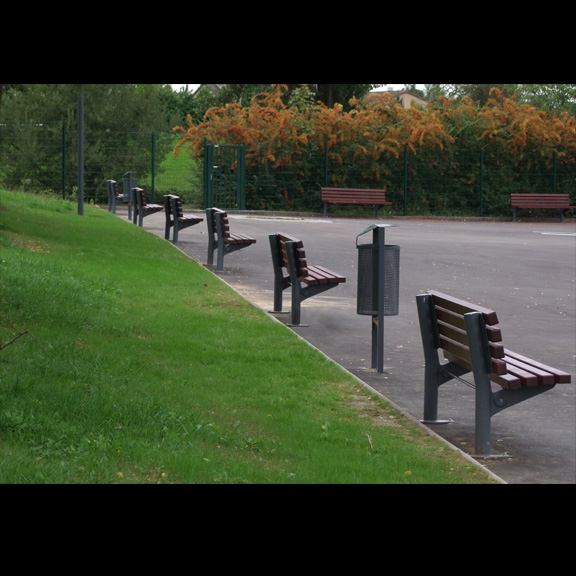 Banc public en bois Orca Ariane - lames en bois exotique et piètement en aluminium_3