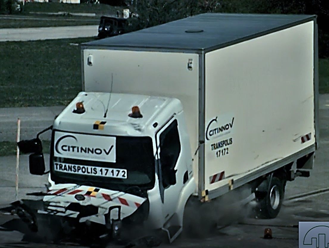 Borne de défense DEFENDOR - 50 AUTO - Citinnov, robuste et certifiée contre les véhicules béliers_3