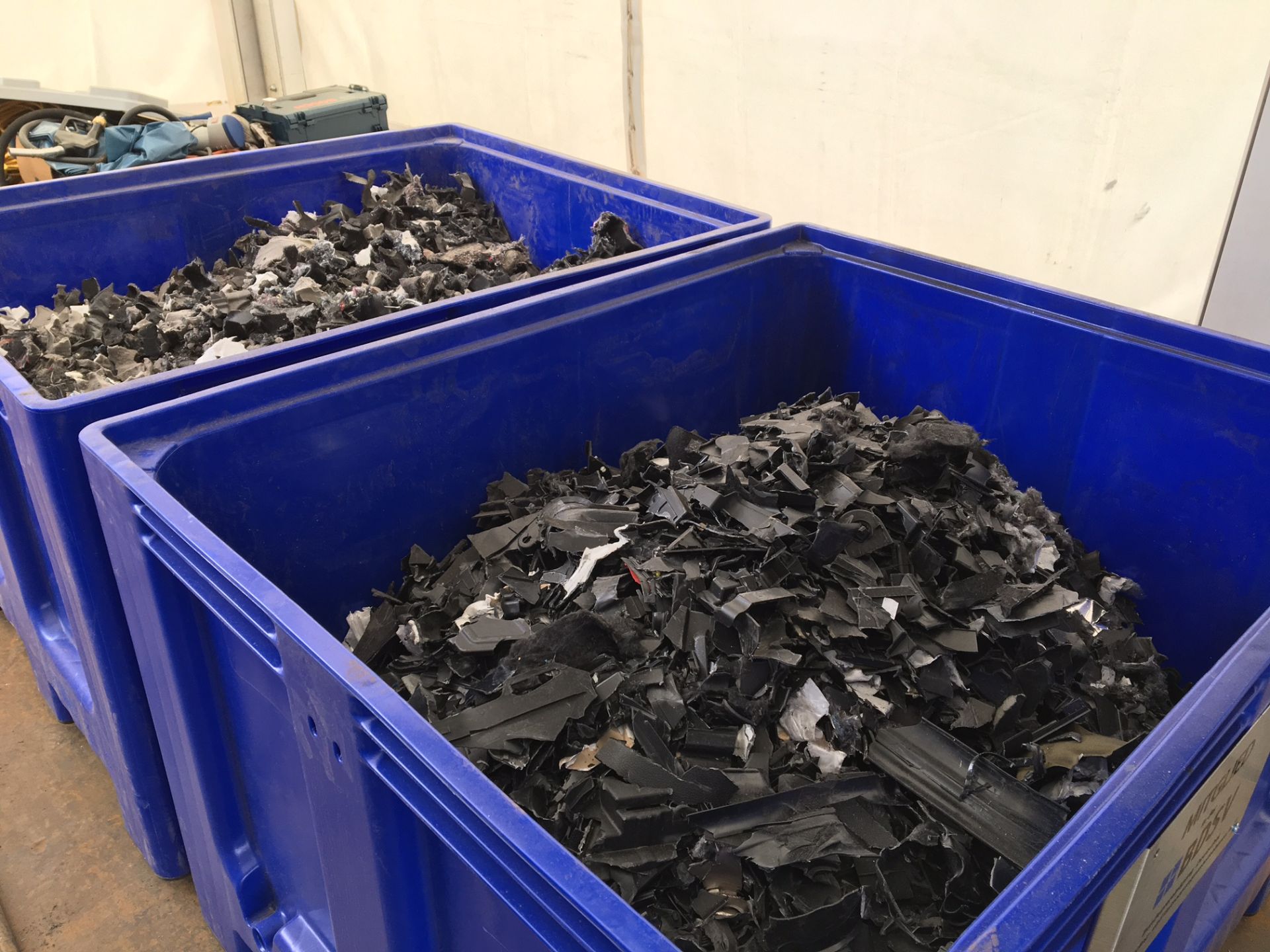 Appareil pour réduire les contenants en plastique