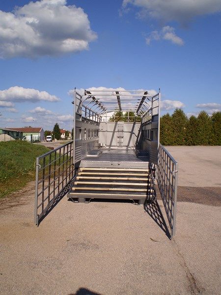 Remorque pour bétail avec arceaux pour bâche de série