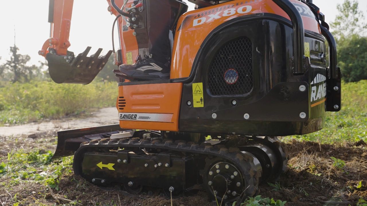 Mini-pelle moins bruyante et fiable