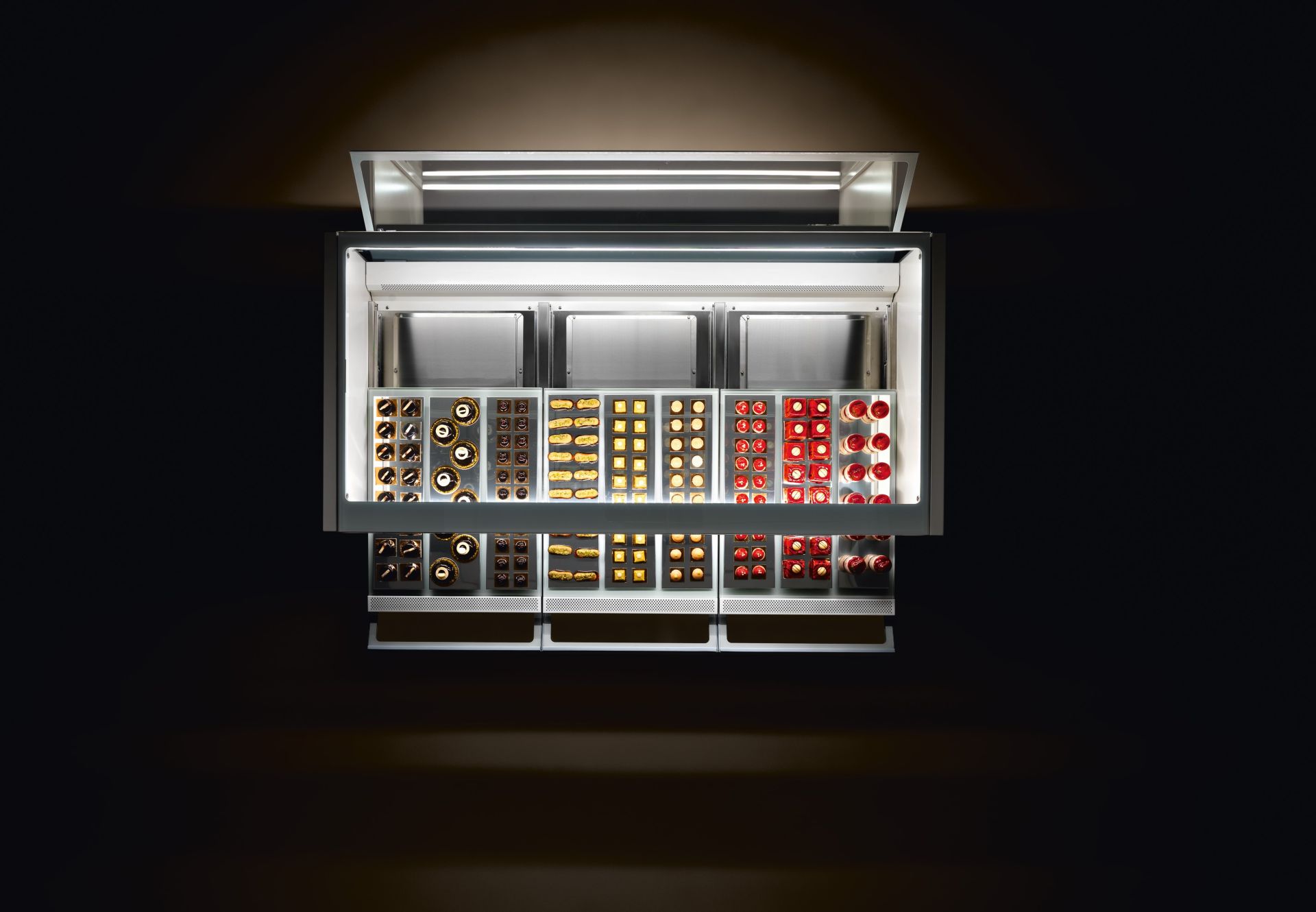 Vitrine pâtisserie et chocolats sur colonne_3