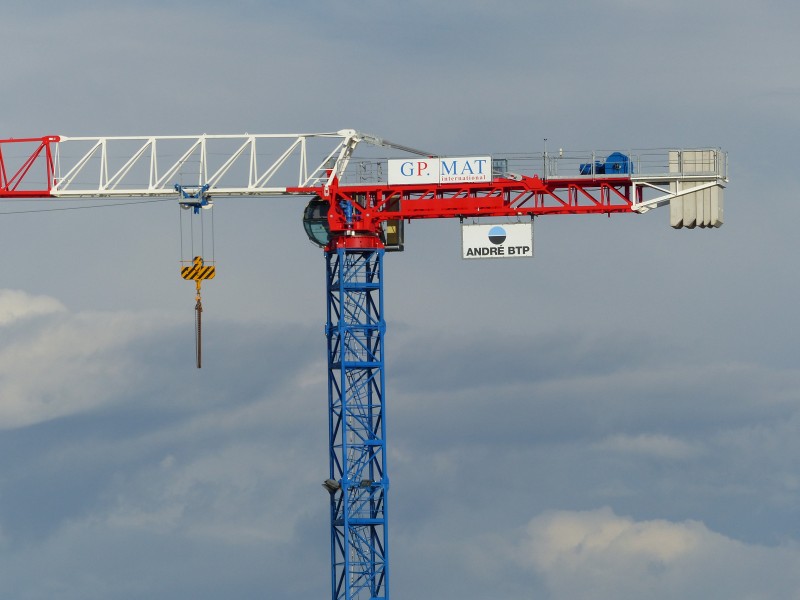 Grue RAIMONDI MRT 223 pour projets de construction nécessitant des charges lourdes