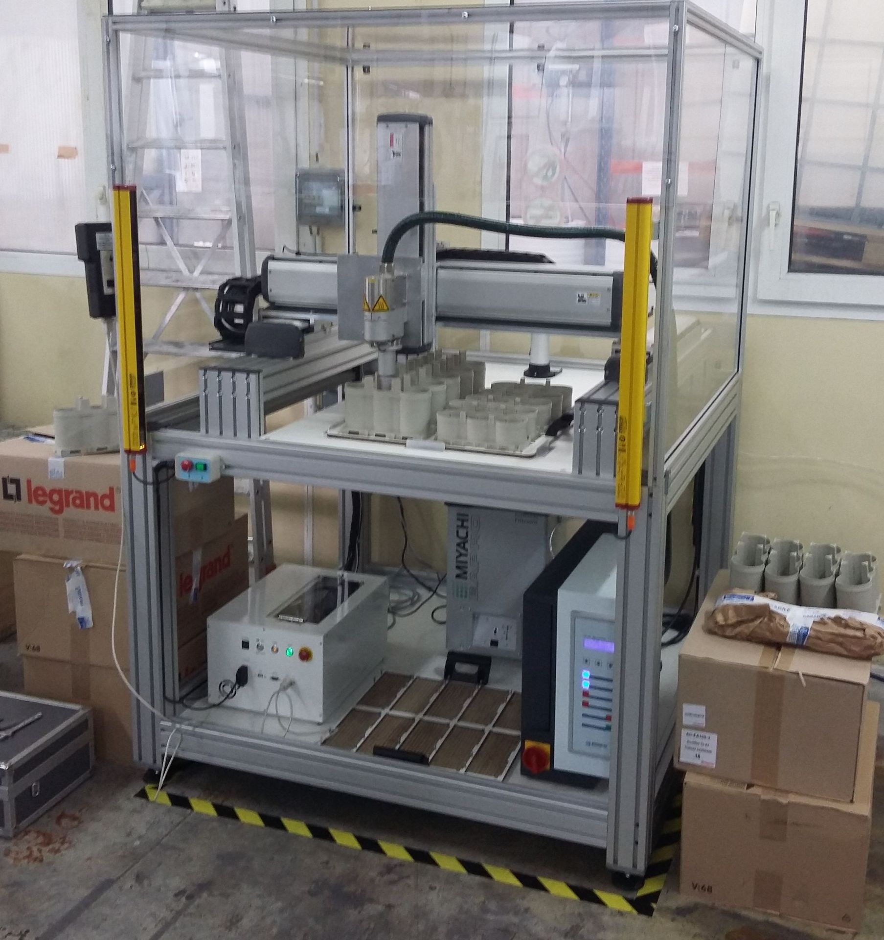 Robot portique cartesien en 3 axes XYZ et 4 axes WYZR, idéal pour les applications mono et bi-composants, utilisé dans les domaines de l'agro-alimentaire, cosmétique, horlogerie, automobile..._3