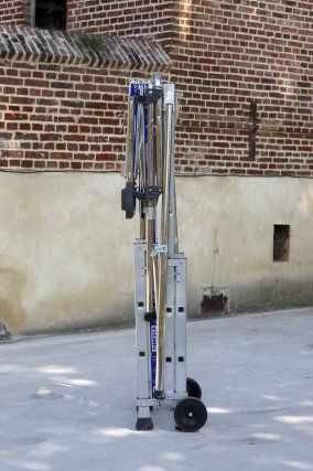 Plateforme de travail compacte avec garde-corps pliable et porte-outils intégré