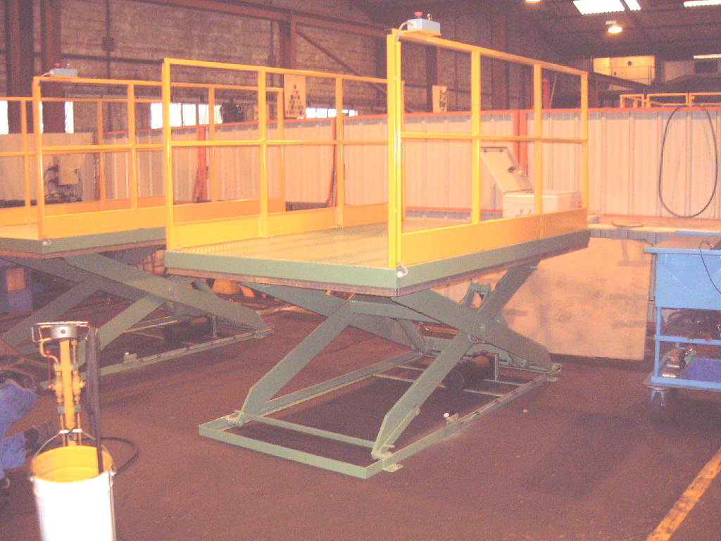 Table élévatrice de quai avec ponts de liaison pour adaptation aux différences de hauteur_3