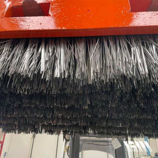 Balayeuse Vera industrielle - Compatible pelles, chargeuses et skip loaders - Bergamini - Déclinaisons adaptées pour tous usages_3