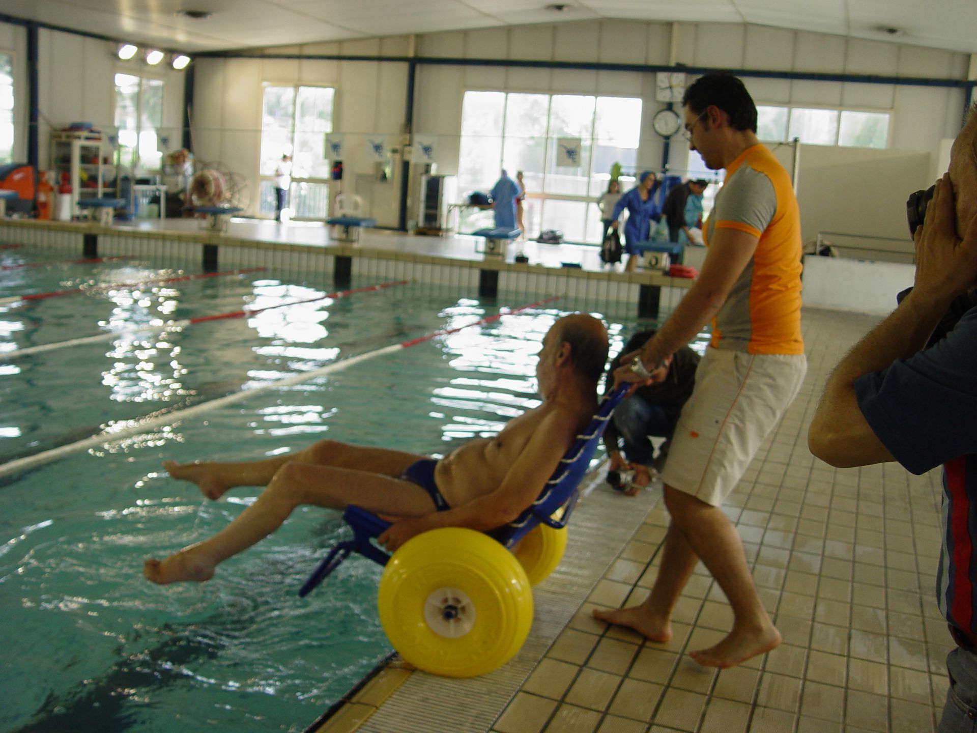 Fauteuil roulant avec châssis anticorrosion pour utilisation aquatique