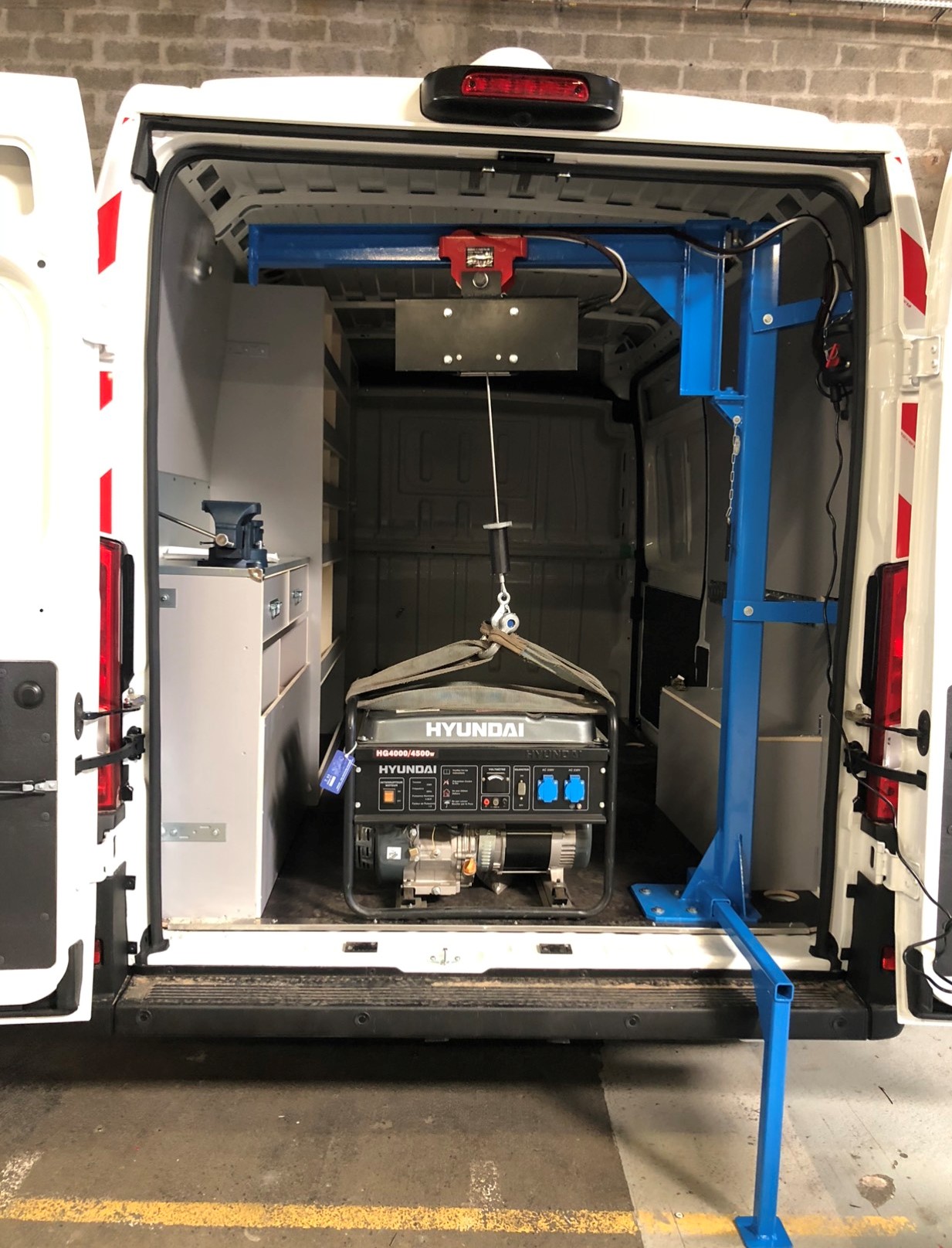 Potence de levage électrique alimentée par batterie de véhicule