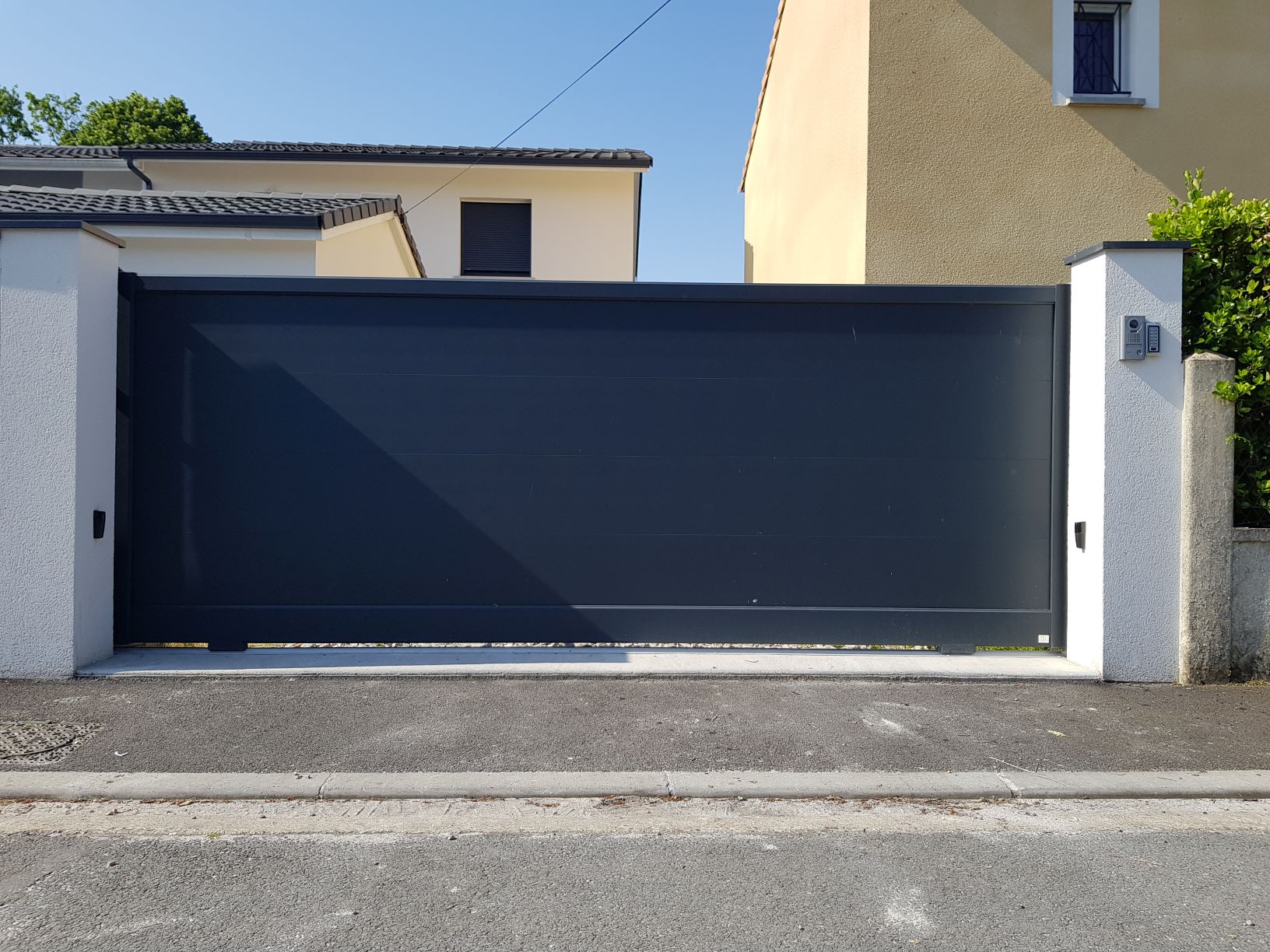 Portail coulissant - Plein, Semi-ajouré, Ajouré, Satiné ou Texturé, avec ou sans Serrure - Label QUALICOAT/QUALIMARINE_3