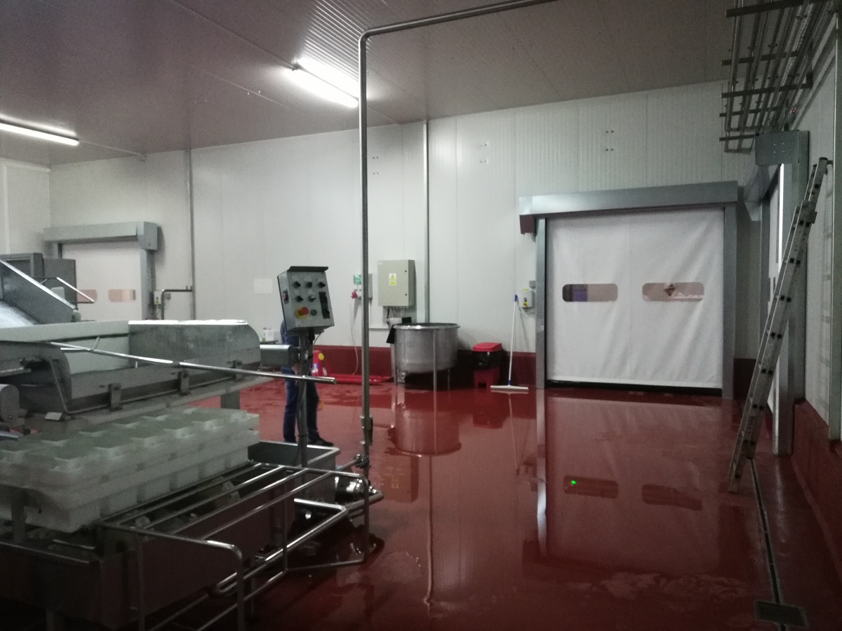 Porte rapide industrielle ZipGO Food - Conçue pour séparer les espaces alimentaires, conforme aux normes sanitaires_3