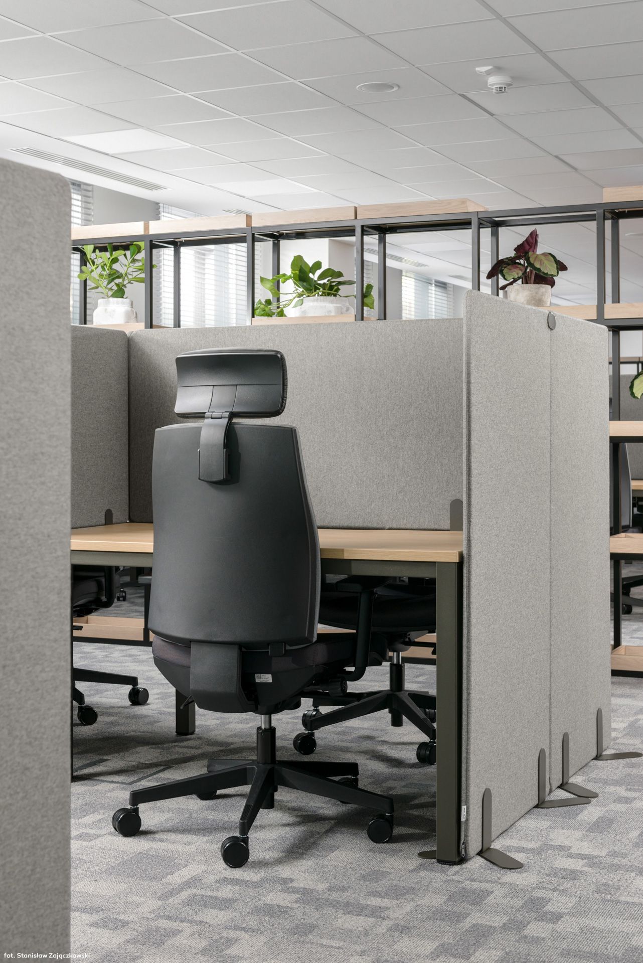 Siège opérateur pivotant ergonomique avec dossier coque et options personnalisables - Corr_3