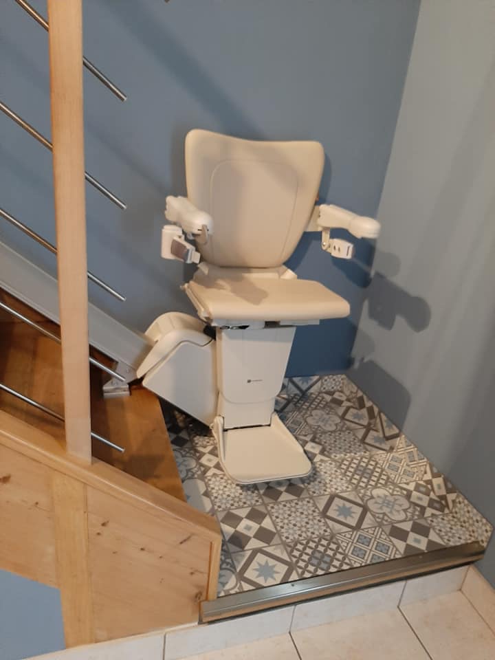 Monte-escalier silencieux intérieur - Handicare 1100 avec rail solide, ultra mince et design compact_4