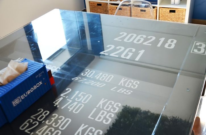 Table en conteneur - showroom en container maritime - Plateau en verre - Eurobox_3