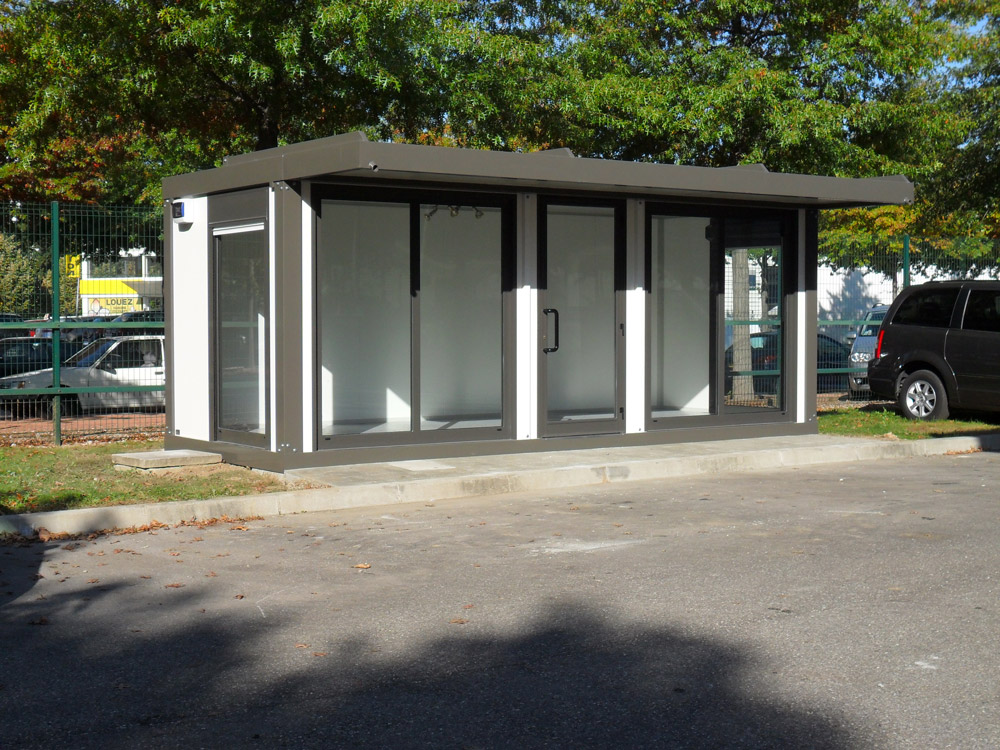 Bungalow de chantier - Réfectoire avec cuisinette, évier, frigo, plaques électriques et micro-ondes_3
