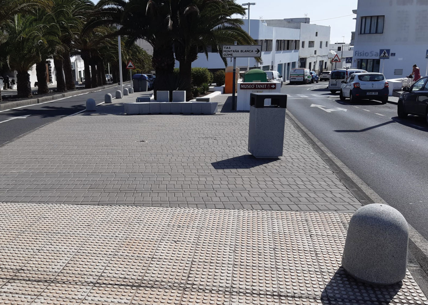 Borne en béton Kube Tapia H373 - béton préfabriqué coloris gris granite_3