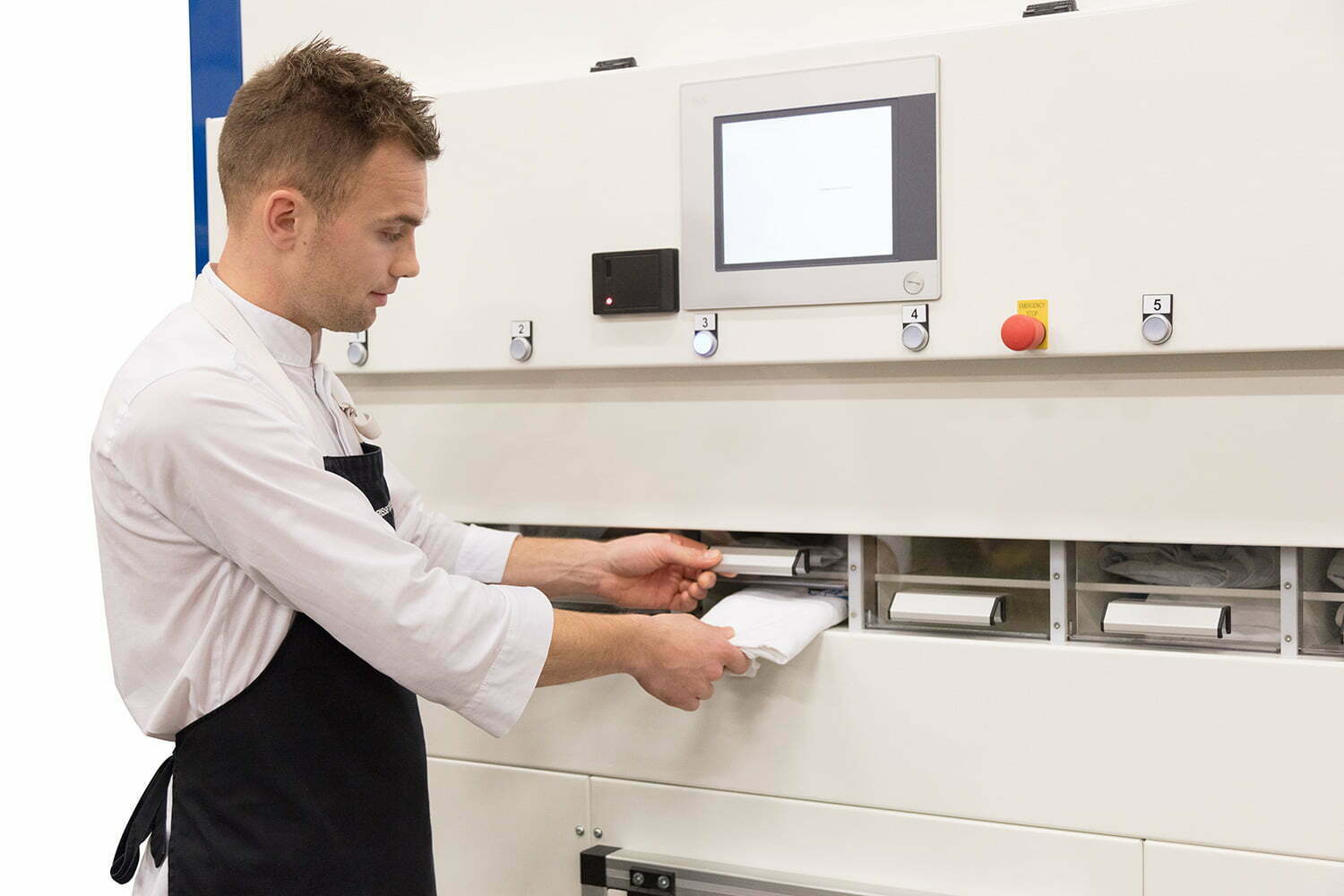 Distributeur automatique de tenues professionnelles pliées - SIZER - idéal pour les établissements avec peu d'espace, gestion intelligente et traçabilité RFID_3