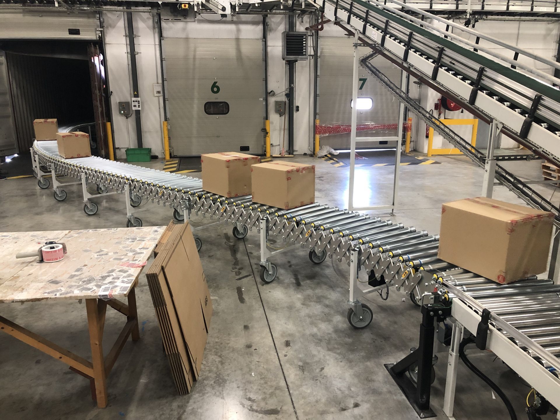 Système flexible de convoyage à rouleaux pour déchargement