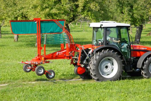 Andaineur Kverneland mono-rotor avec bras coudés pour formation des andains