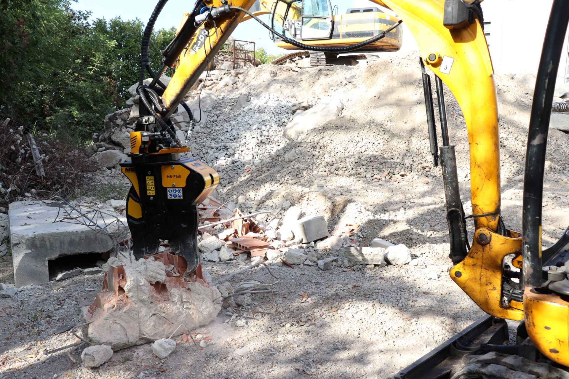 Pince croc béton MB-P160 - pour pelles 1,5-3T et tractopelles 4-6T - rotation 360°_3